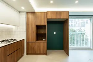 우드 빌트인 수납장과 딥그린이 어우러진 주방